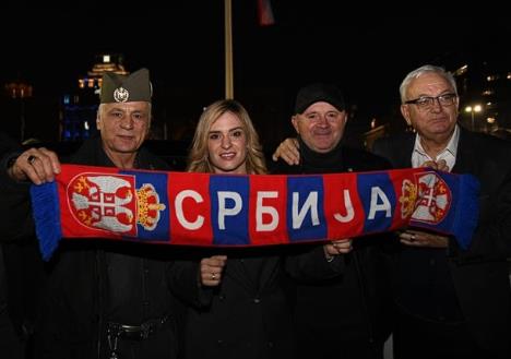 Milica Đurđević Stamenkovski sa narodom ispred Skupštine