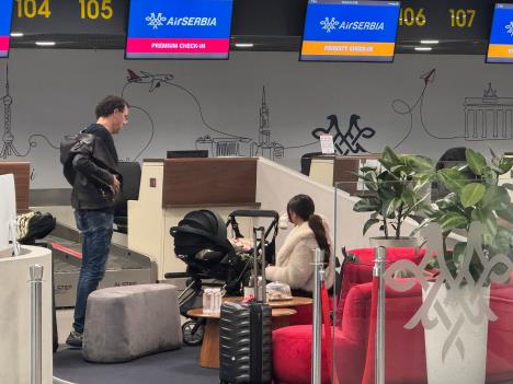 Azra sa suprugom i ćerkom na aerodromu