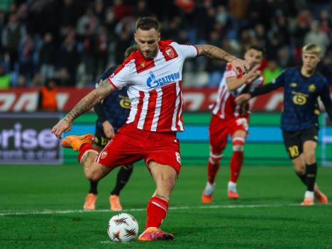 Marko Arnautović postiže gol iz jedanaesterca za Crvenu zvezdu protiv Lila