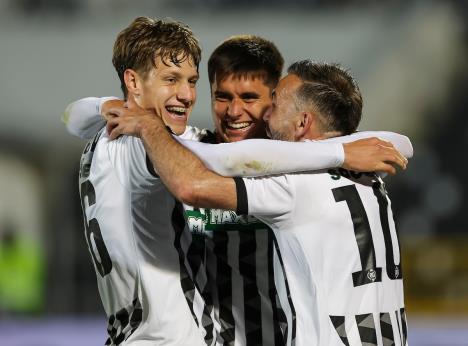 Ognjen Ugrešić, Vanja Dragojević i Bibars Natho slave gol Partizana