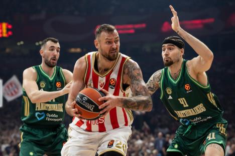 Donatas Motijeunas u dresu Crvene zvezde protiv Panatinaikosa