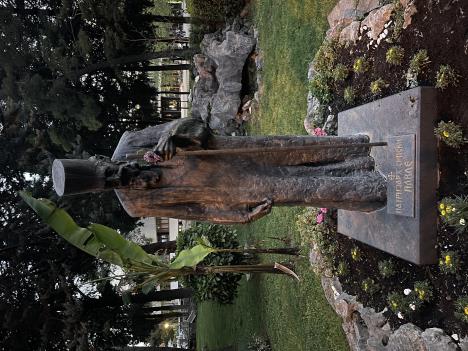 Spomenik patrijarhu Pavlu u porti Crkve Preobraženja Gospodnjeg u Trebinju