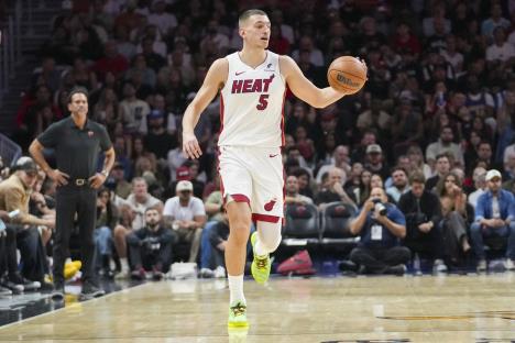 Nikola Jović na meču Majami - Portland