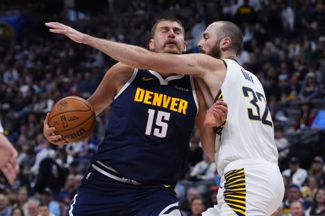 Nikola Jokić na meču Denver - Indijana