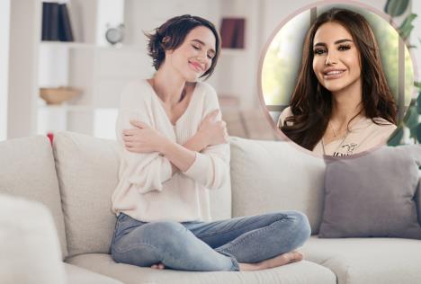 Irina Dugonjivac/mlada žena na kauču grli sebe, koncept samopouzdanje