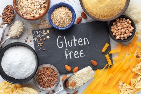 namirnice bez glutena na stolu sa naptisom gluten free