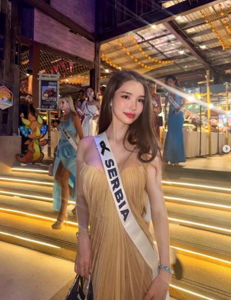 Jelena Egorova u žutoj haljini sa lentom Srbije