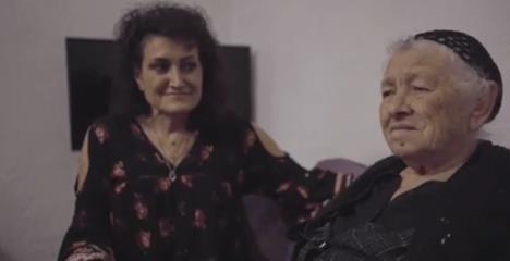 Eftihija Nula Troter sa majkom.jpg