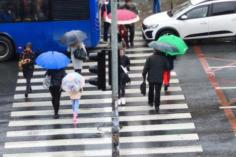 kiša ,saobraćaj ,nevreme ,kišobran