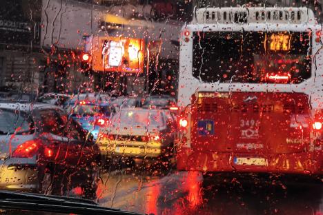 nevreme ,kiša ,saobraćaj,auto ,autobus