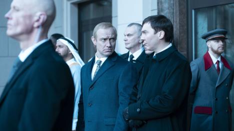 Džud Lo kao Vladimir Putin i Pol Dejno kao Vadim Baranov u filmu „Mag iz Kremlja“.