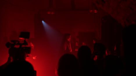 Žena u crnoj venčanici