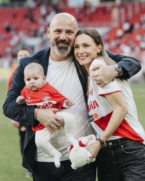 Dejan Stanković sa suprugom i ćerkicom u Moskvi