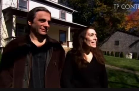 Džef i Lori Dumas ispred kuće.jpg