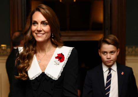 Princ Džordž i Kejt Midlton na Festivalu sećanja u Royal Albert Hallu, nose crvene makove u znak počasti palim vojnicima