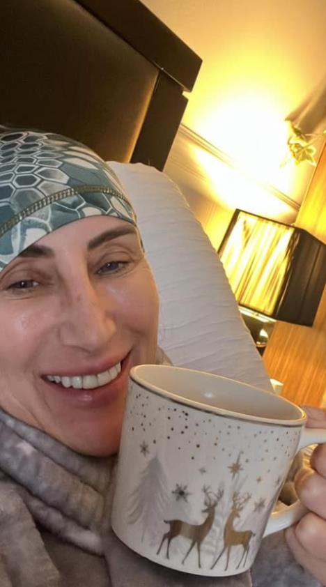 Laura Pirs sa novogodišnjom šoljom.jpg