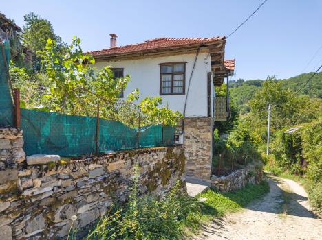 stara kuća u selu u kojoj se živi