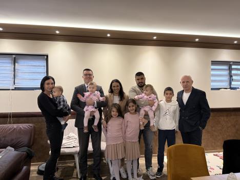 Pomoćnik ministra Radoš Pejović sa porodicom Krnić koja ima šetroro dece