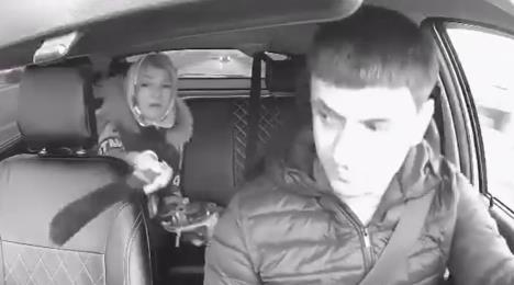 žena preti taksisti mačetom