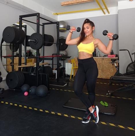 Jovana vežba u teretani