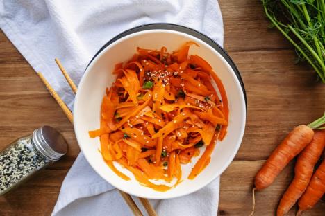 salata od šargarepe isečene an tanke tračice psuta asemenkanma i peršunom