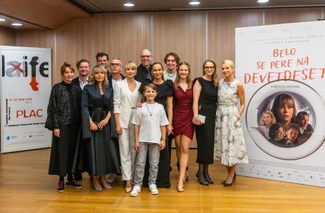 Belo se pere na devedeset, ekipa filma, foto Tomaž Primožič, Mediaspeed.jpg