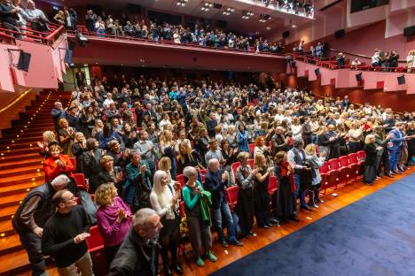 Ovacije publike za ekipu filma Belo se pere, foto Tomaž Primožič, Mediaspeed.jpg