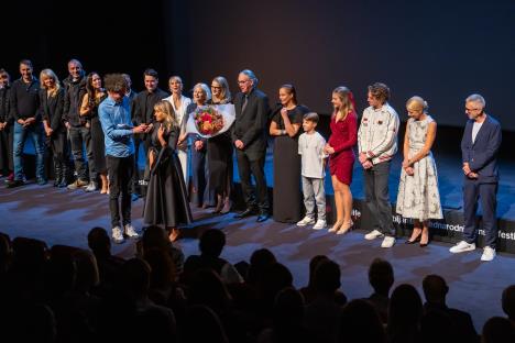 Anica Dobra i ekipa filma Belo se pere, foto Tomaž Primožič, Mediaspeed.jpg