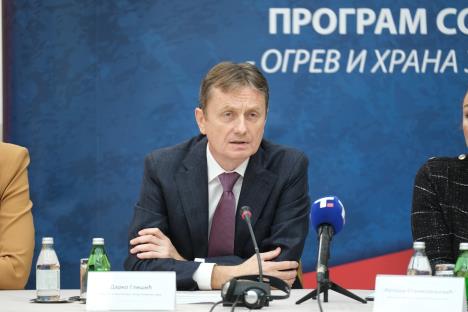 Darko Glišić i komesarka za izbeglice i migracije Nataša Stanisavljević uručili su predstavnicima jedinica lokalne samouprave  ugovore