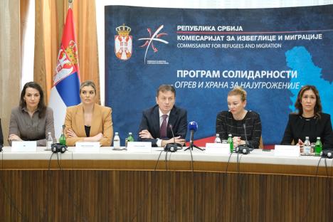 Darko Glišić i komesarka za izbeglice i migracije Nataša Stanisavljević uručili su predstavnicima jedinica lokalne samouprave  ugovore