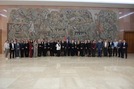 Darko Glišić i komesarka za izbeglice i migracije Nataša Stanisavljević uručili su predstavnicima jedinica lokalne samouprave ugovore