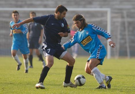 Nenad Stojaković kao igrač Rada u duelu sa Borislavom Topićem iz BSK Borča