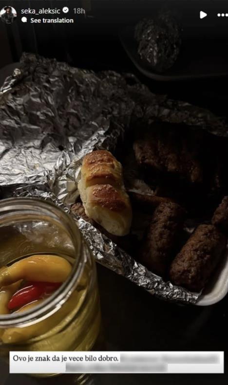 Seka Aleksić jede kiflice