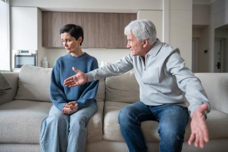 stariji bračni par u svađi kod kuće, agresivan muškarac