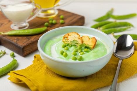 tanjir potaža od graška na stolu sa sastojcima
