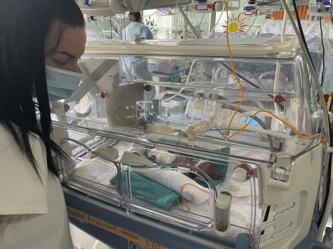 Kruna prevremeno rođena beba u inkubatoru