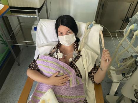 Kruna prevremeno rođena beba sa majkom