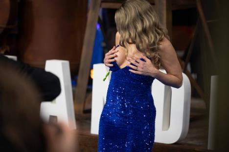 Ivon Volke ispale grudi na crvenom tepihu