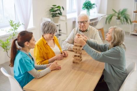 osobe koje boluju od demenice u dnevnom boravku za starije osobe igraju društvenu igru