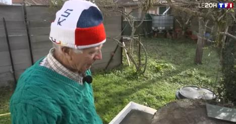 Mišel Granizo, pored bunara u koji je upao.jpg