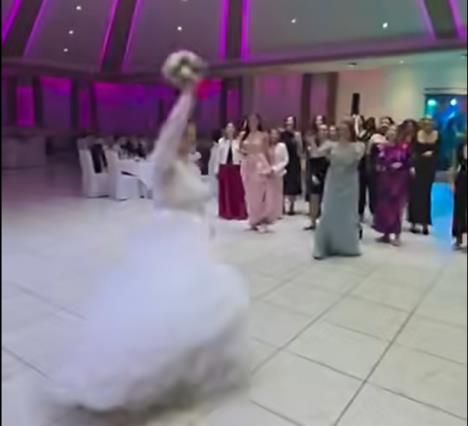 Mlada odbila da baci bidermajer na svom venčanju.jpg