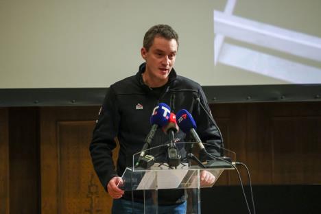 Ljubomir Bulajić drži govor na komemoraciji Zdravku Šotri