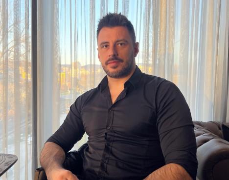 Rođendanska fotografija Zlatka Fazlića postala je viral na Iks mreži, prikupivši više od 33.000 lajkova