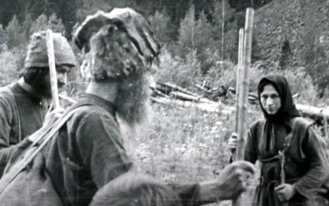 Porodica Likov u sibirskoj tajgi tokom 1980-ih. Agafija Likov je poslednji preživeli član porodice