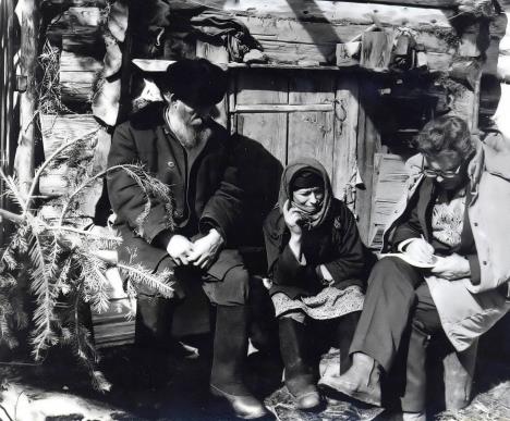Agafja Likova sa ocem Karpom i istraživačima tokom 1980ih