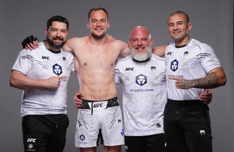 UUroš Medić srpski borac u UFC sa svojim timom