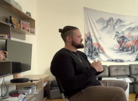 Amerikanac Bejzil tokom intervjua o životu u Srbiji (2).png