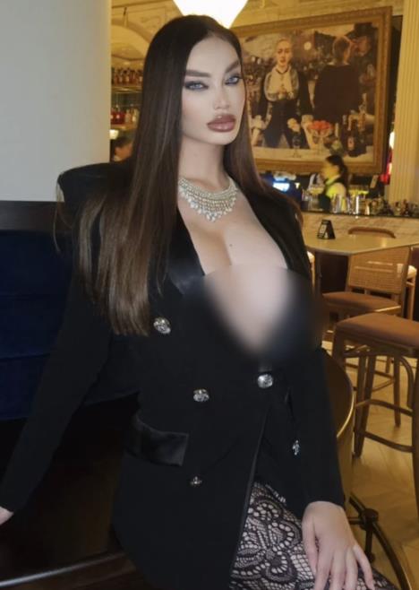 Soraja pokazala grudi