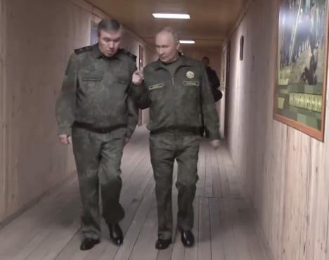 Vladimir Putin Valerij Gerasimov uniforma.jpg