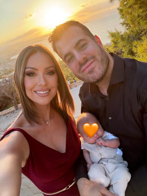 Dora Panteli sa mužem i sinom